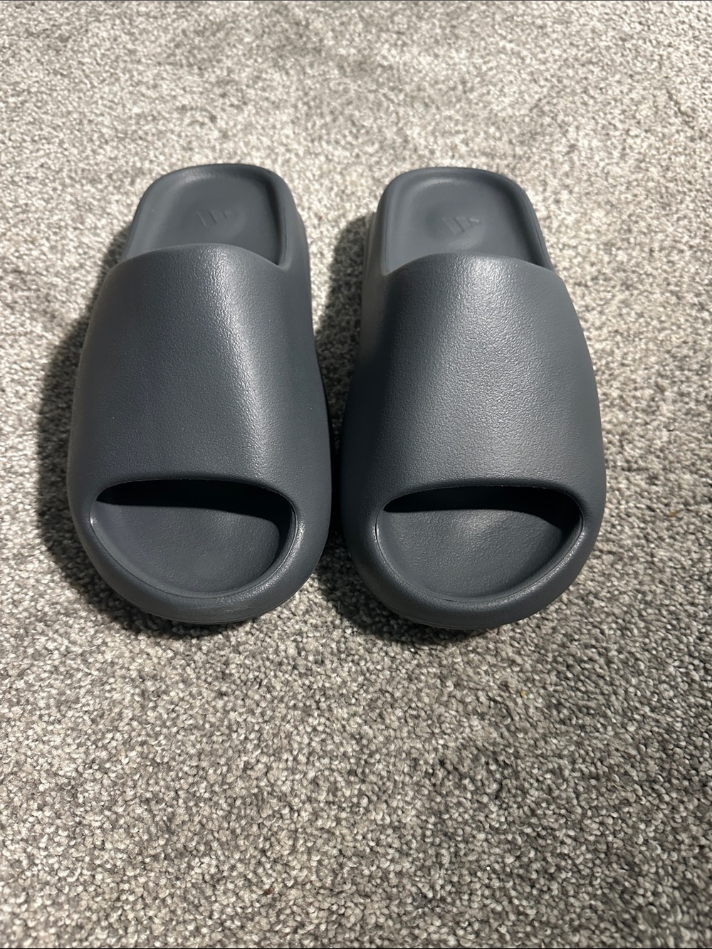 NIB Yeezy Slides - Dark Gray Size 6